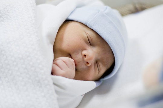 寶寶愛吃手入睡，這癮，要不要戒？